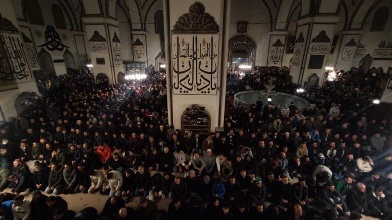 Bursalılar camilere akın etti, ortaya harika görüntüler çıktı