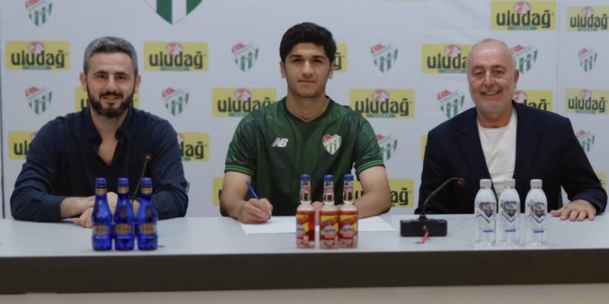 Bursaspor'da bir genç daha profesyonel oldu