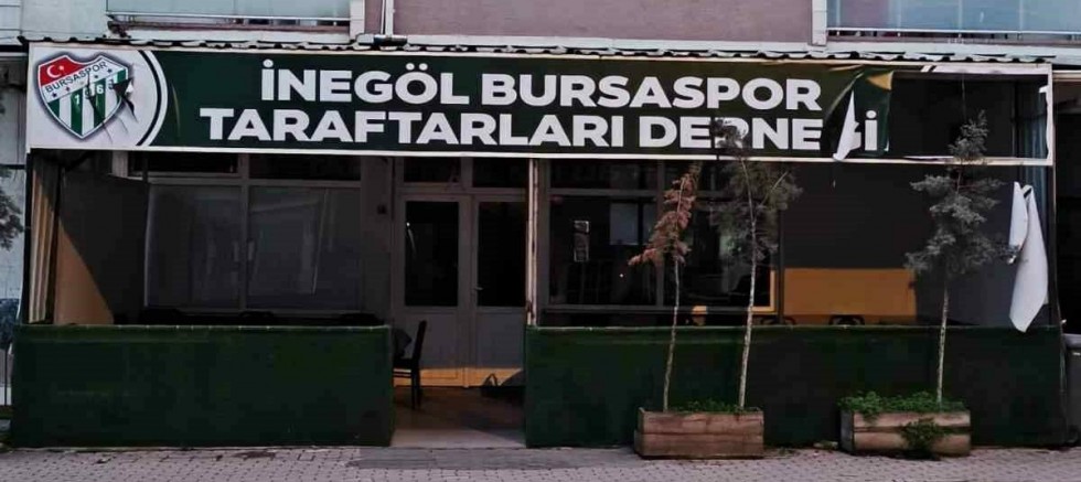 Bursaspor taraftar derneğine ve Türk Bayrağına çirkin saldırı