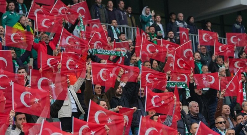 Bursaspor tribünleri Türk bayraklarıyla donatıldı