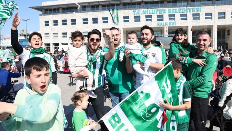 Bursaspor’un şampiyonluk maçı Halk Evi önünde dev ekranda izlendi