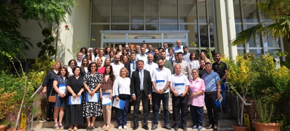 BUÜ’de başarılı akademisyenler ödüllendirildi
