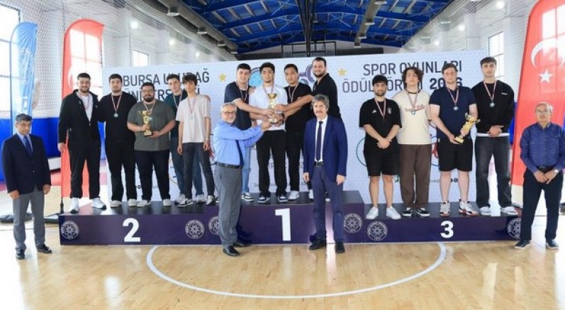 BUÜ Spor Oyunları’nda şampiyonlar kürsüye çıktı