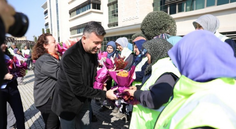 Büyükşehir'den kadın çalışanlara çiçek jesti