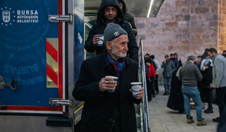 Büyükşehir’den vatandaşa sıcak çorba ikramı