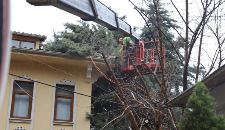 Büyükşehir ekipleri, şiddetli rüzgara karşı sahada
