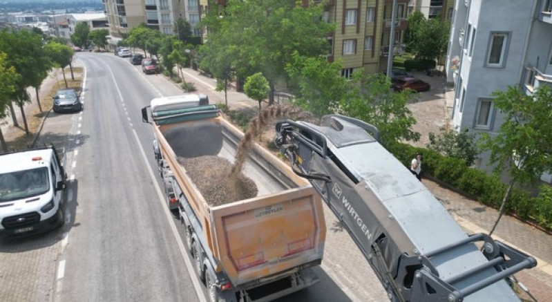 Büyükşehir Üçevler Mahallesi’nde asfalt yeniliyor