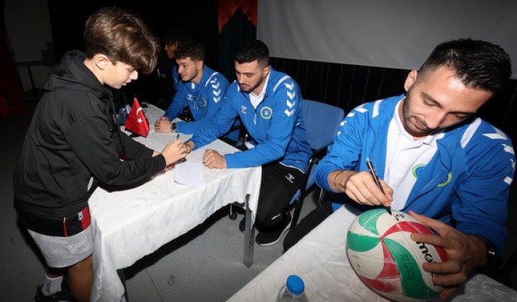 Büyükşehirli voleybolcular Gökkuşağı'nda