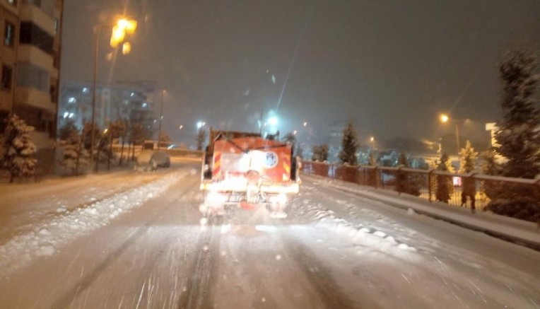Buzlanmaya karşı tuzlama mesaisi