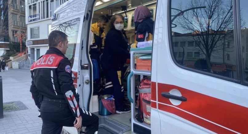 Cadde ortasında kendini kesti