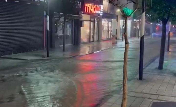 Cadde ve sokaklar göle döndü