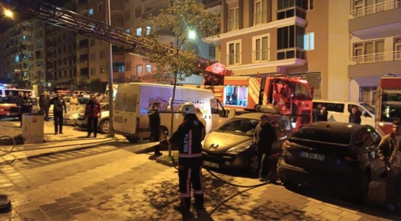 Çakmakla oyun evi yaktı