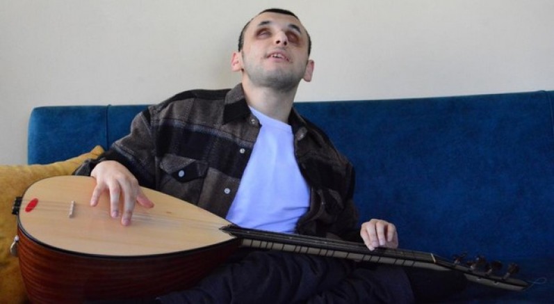 Çaldığı enstrümanlarla hayata tutunuyor