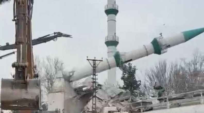 Cami kontrollü şekilde yıkıldı