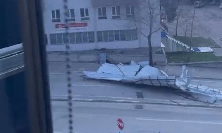 Cami'nin çatısı uçtu, yol kapandı