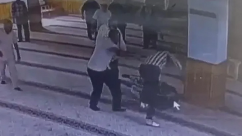 Camide vahşet; Namaz kılarken bıçakladı...