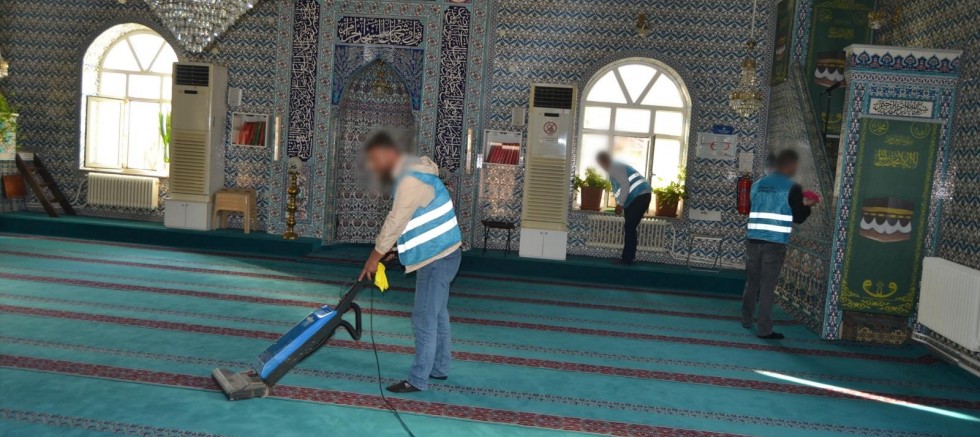 Camileri hükümlüler temizledi