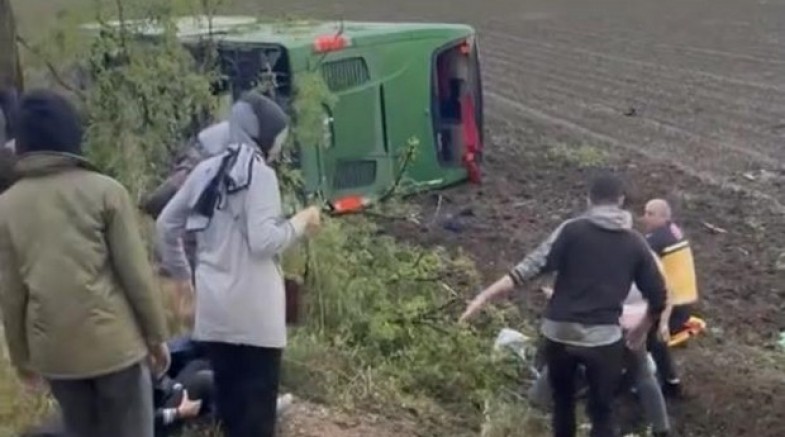 Çanakkale'de otobüs devrildi: Çok sayıda yaralı var