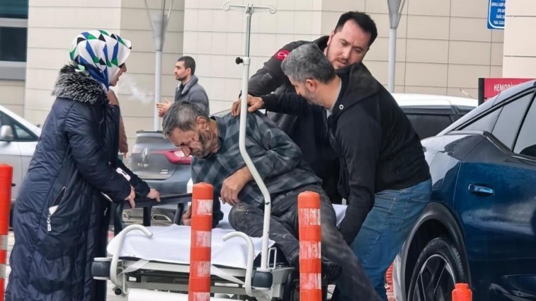 Çatıdan düşen adam yaralandı