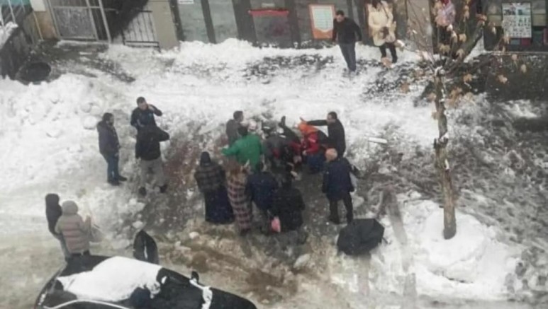 Çatıdan düşen kar kütlesi can aldı