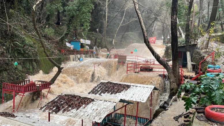 Çay taştı, çardaklar sular altında kaldı