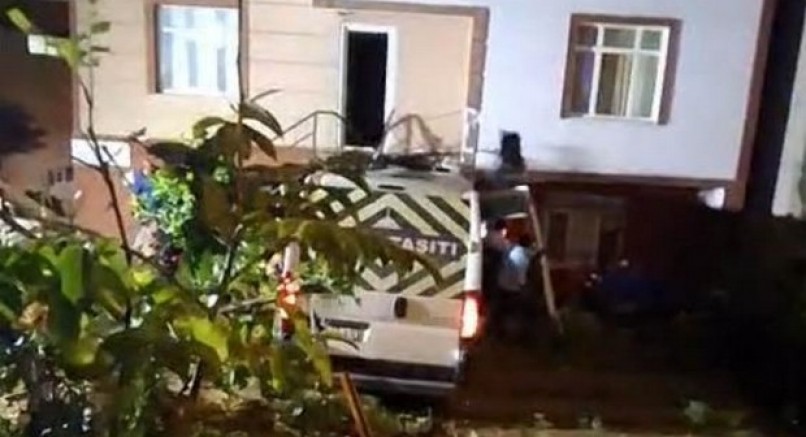 Çekmeköy'de servis minibüsü evin bahçesine uçtu: 1 yaralı