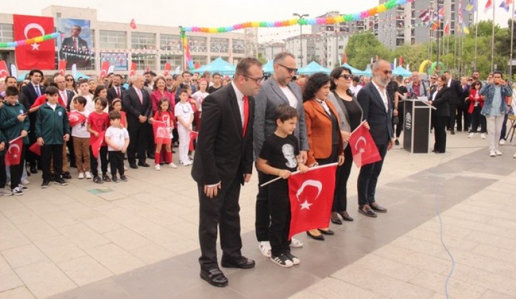 Çelenk sunmanın gururu içindeyiz