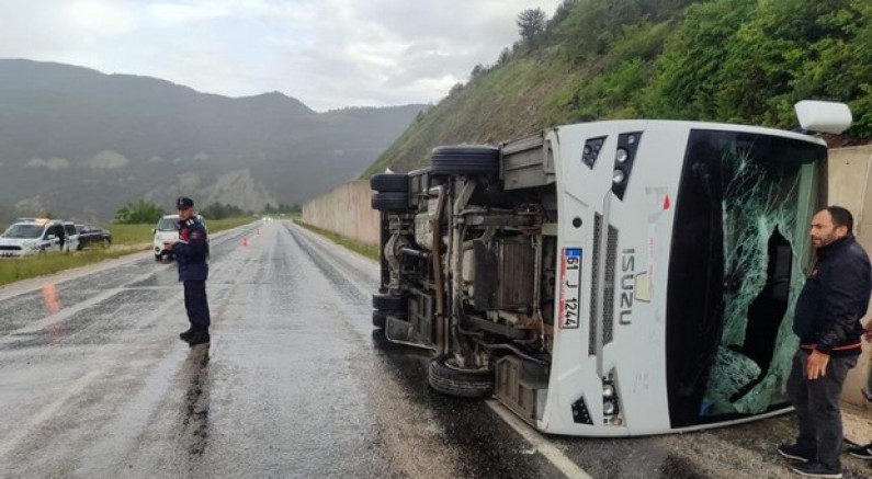 Cenaze dönüşü minibüs devrildi: 4 yaralı