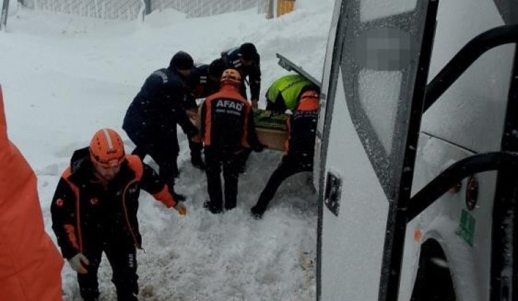 Cenaze taşıyan minibüs devrildi: 22 yaralı