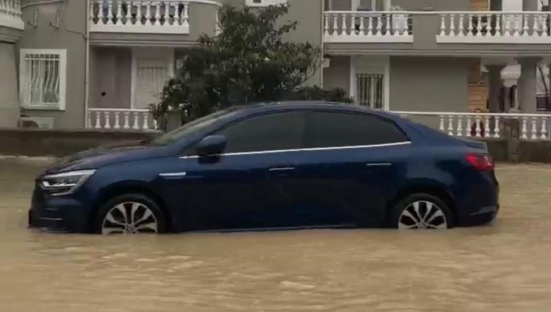 Çeşme'de caddeler dereye döndü