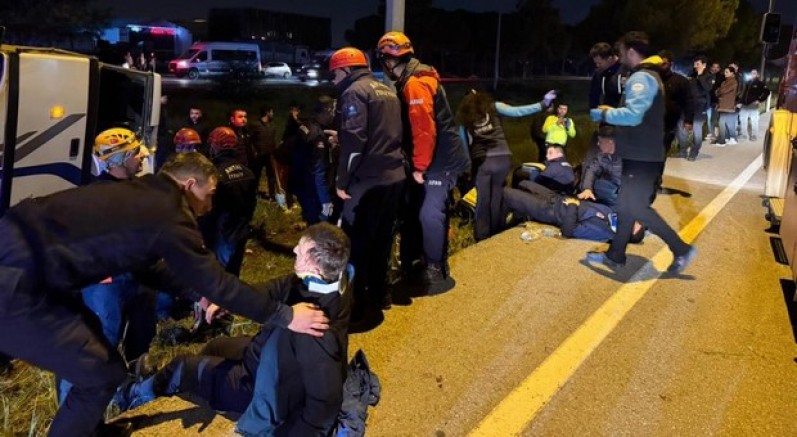 Ceza infaz kurumuna ait servis aracı devrildi: 16 yaralı