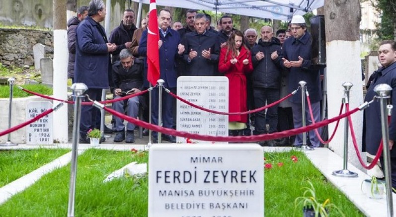 CHP Genel Başkanı Özel, kabir ziyaretlerinde bulundu