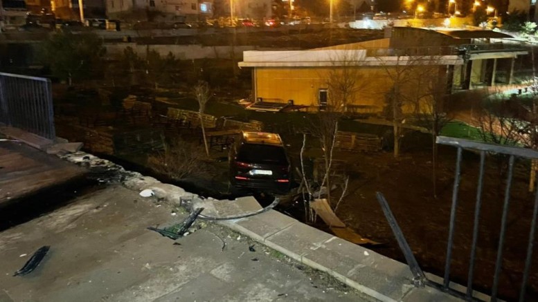 Cip kafenin bahçesine uçtu