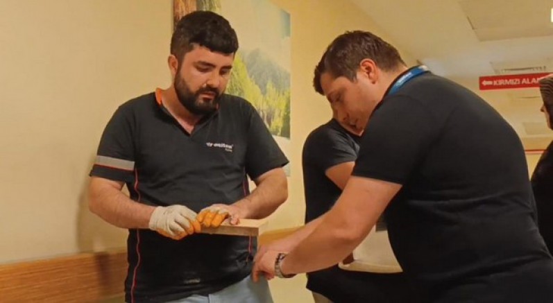 Çiviyi tahta yerine eline çaktı hastaneye kaldırıldı