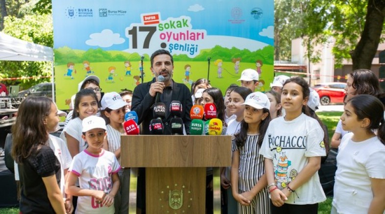 Çocuklar eskimeyen oyunlarla doyasıya eğlendiler
