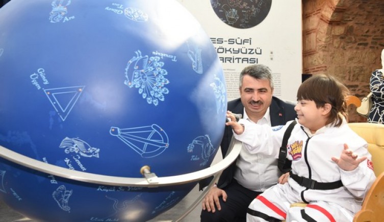 Çocuklar uzayı keşfediyor