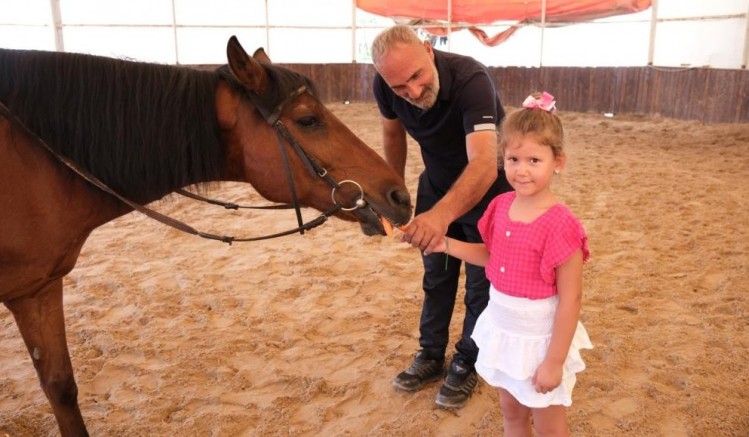 Çocuklara binicilik eğitimi ile at sevgisi aşılandı