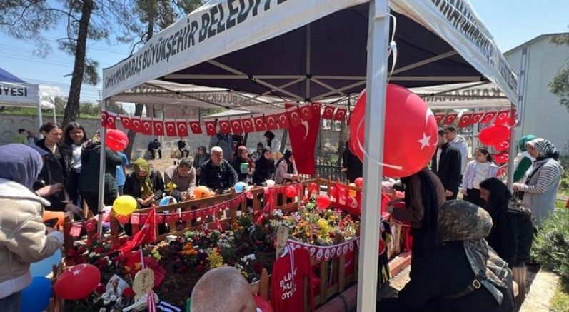 Çocukların mezarı Türk bayrakları ve balonlarla süslendi