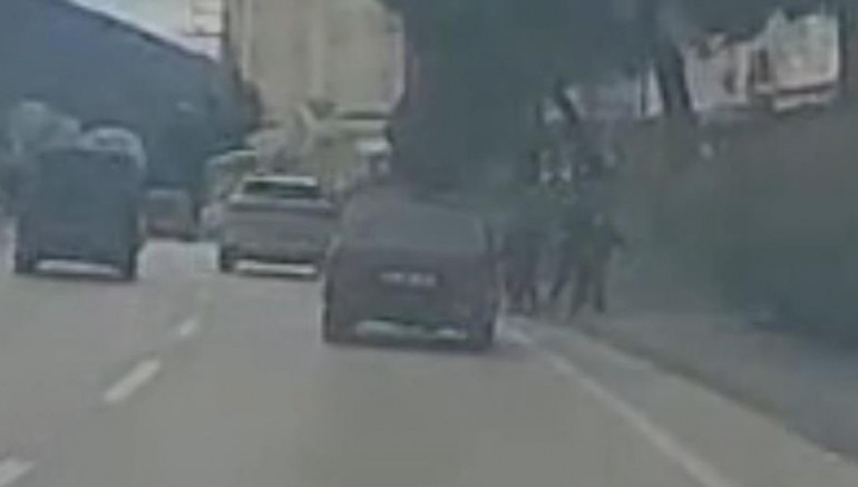 Çocukların üzerine araç sürdü