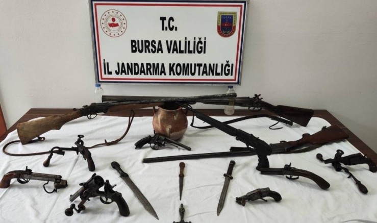 Çok sayıda silah ve obje ele geçirildi