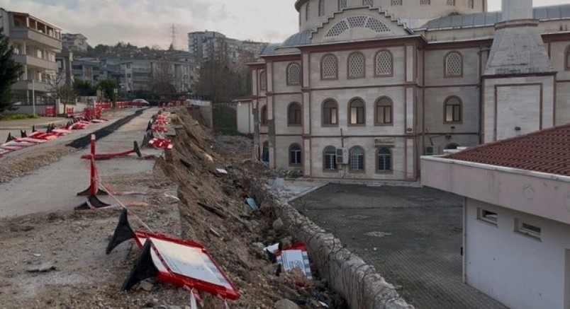 Çöken duvar yolu da camiyi de kapattı