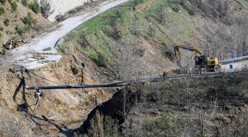Çöken yolda ulaşıma açma çalışmaları başladı