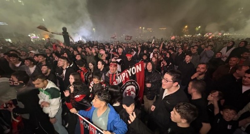 Çorum'da binlerce vatandaş caddelere akın etti