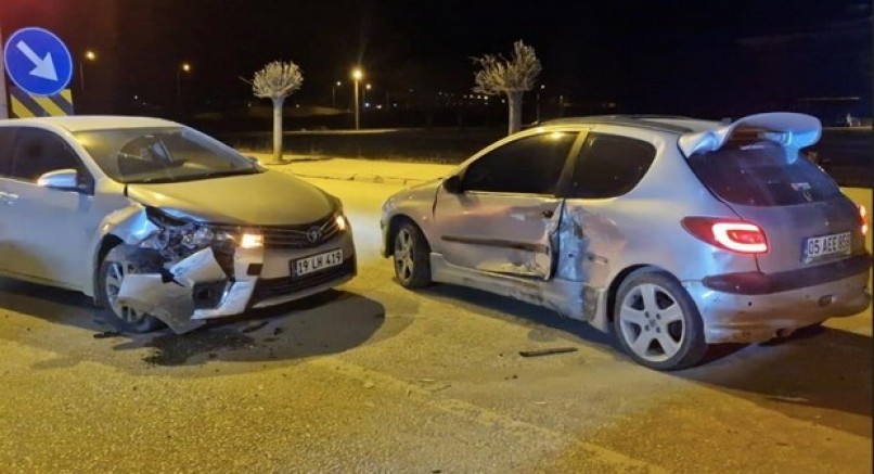 Çorum'da iki otomobil çarpıştı: 2 yaralı