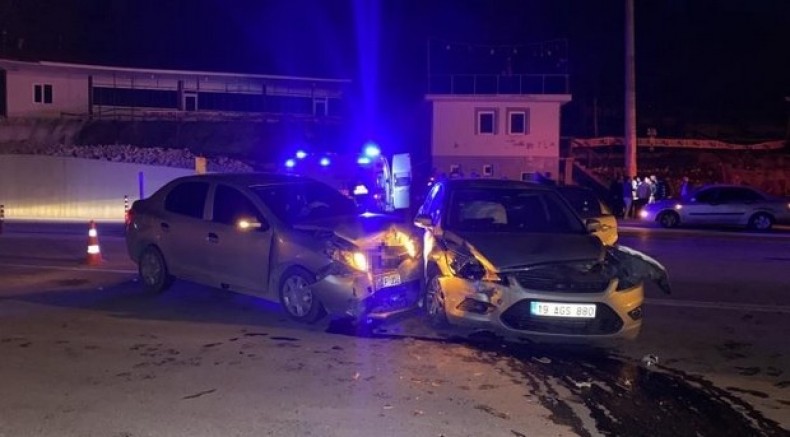 Çorum'da iki otomobil çarpıştı: 6 yaralı