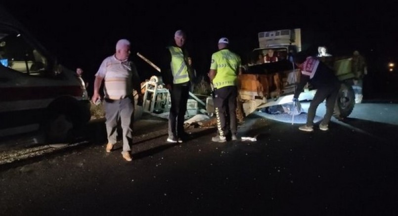 Çorum'da kamyon ile traktör çarpıştı: 1 ölü, 2 yaralı