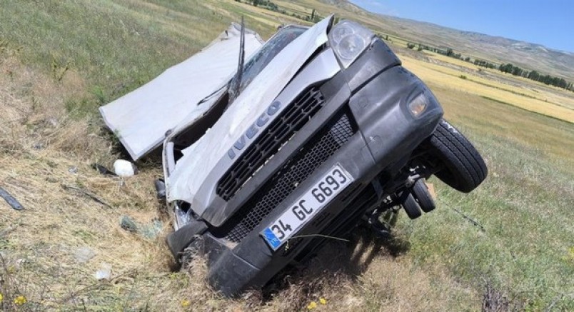 Çorum'da kamyonet devrildi: 2 yaralı