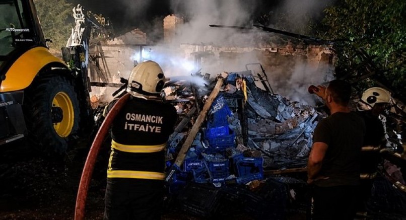 Çorum'da metruk bina alevlere teslim oldu