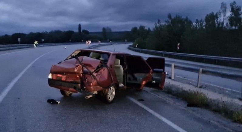 Çorum'da otomobil bariyerlere çarptı: 2 yaralı