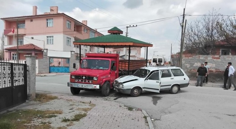 Çorum’da otomobil ile kamyon çarpıştı: 1 ölü